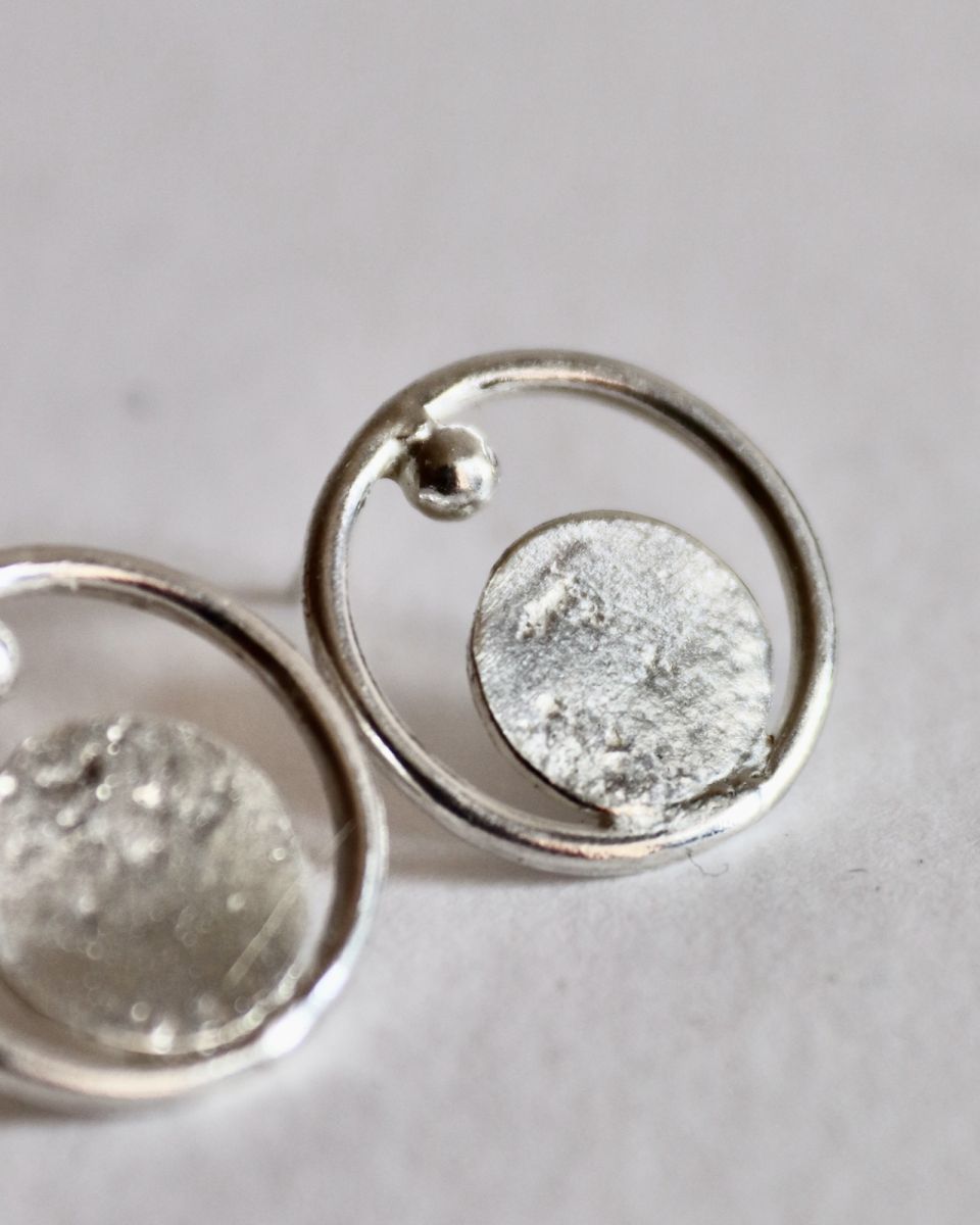 Boucles orbite, boucles d’oreilles en argent fait main par Maryjou — vue 5