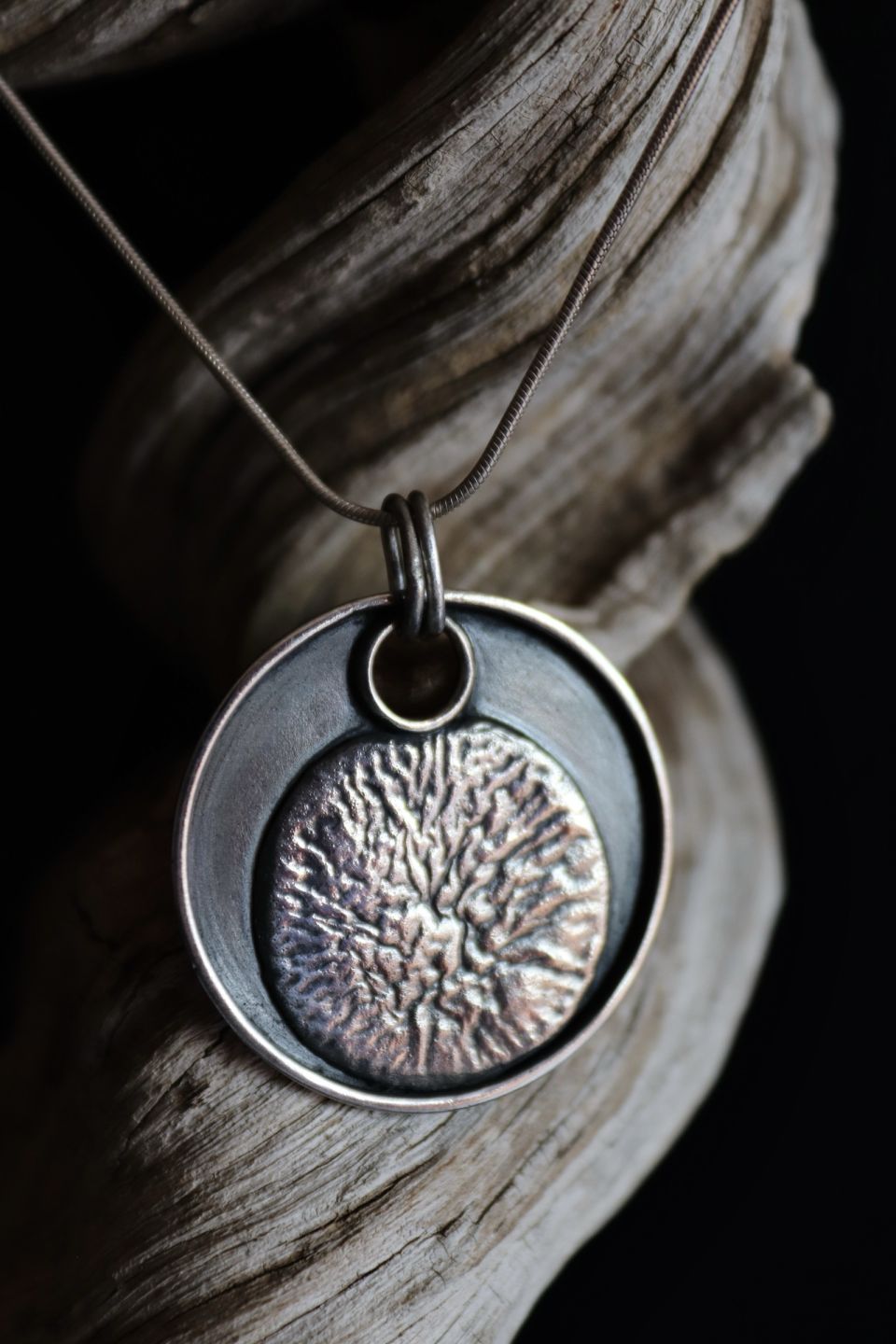 Pendentif soleye noir, pendentif en argent fait main par Maryjou — vue 3