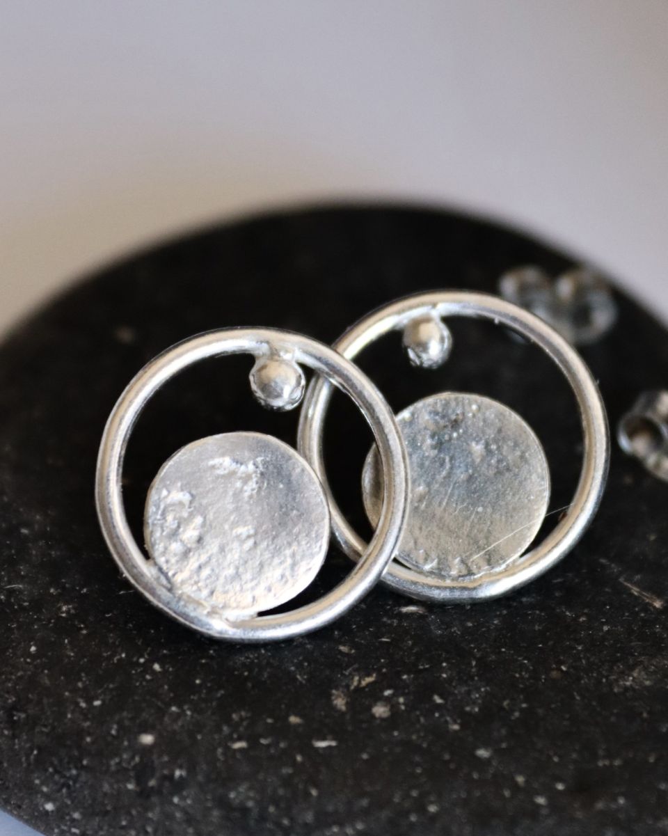 Boucles orbite, boucles d’oreilles en argent fait main par Maryjou — vue 3
