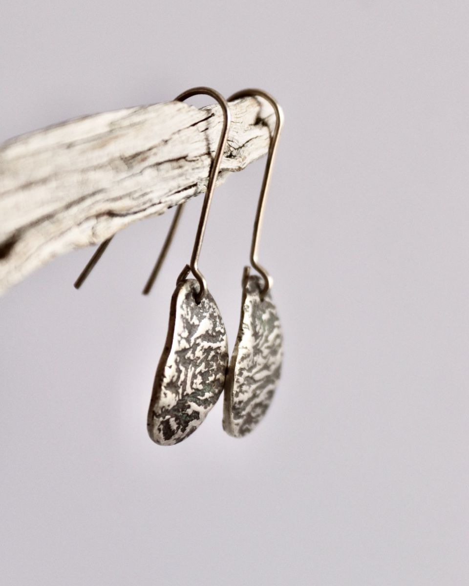Boucles zébrées, boucles d’oreilles en argent fait main par Maryjou — vue 4