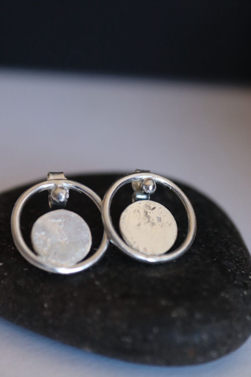 Boucles orbite, boucles d’oreilles en argent fait main par Maryjou — vue 2