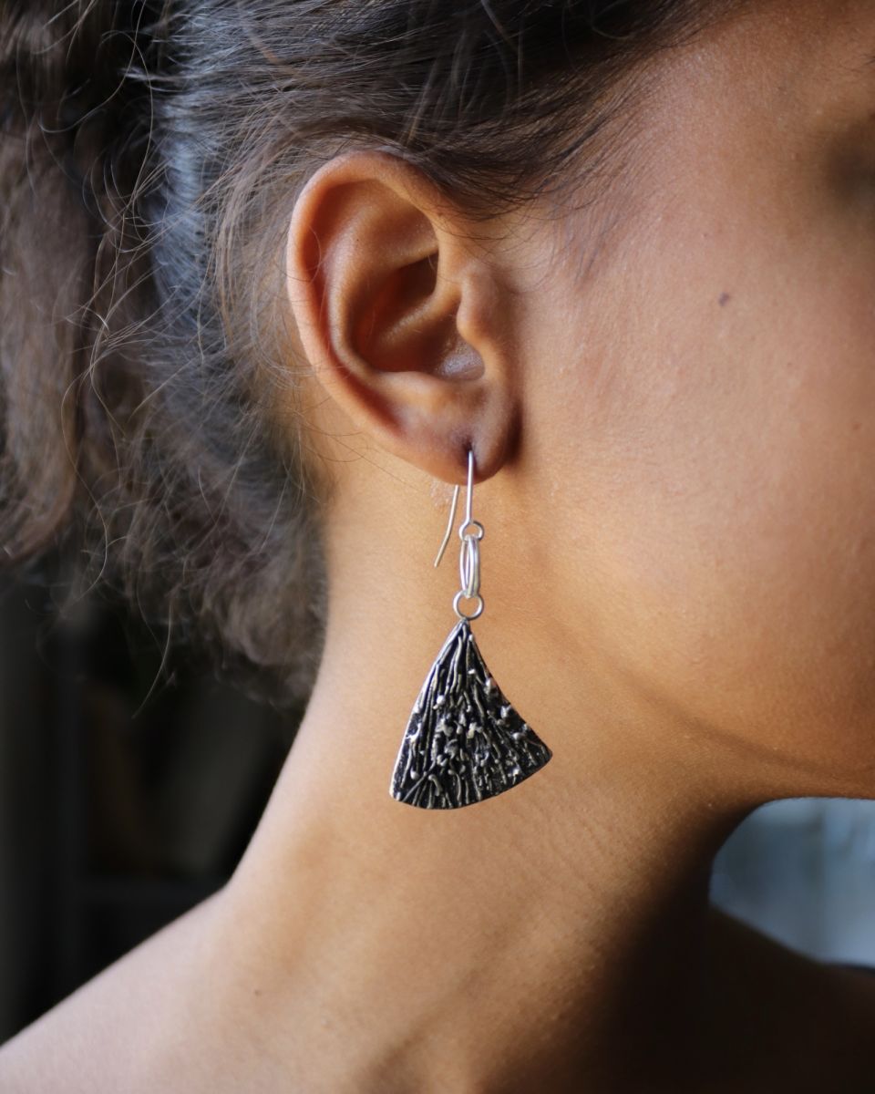 Boucles méandres, boucles d’oreilles en argent fait main par Maryjou — vue 5