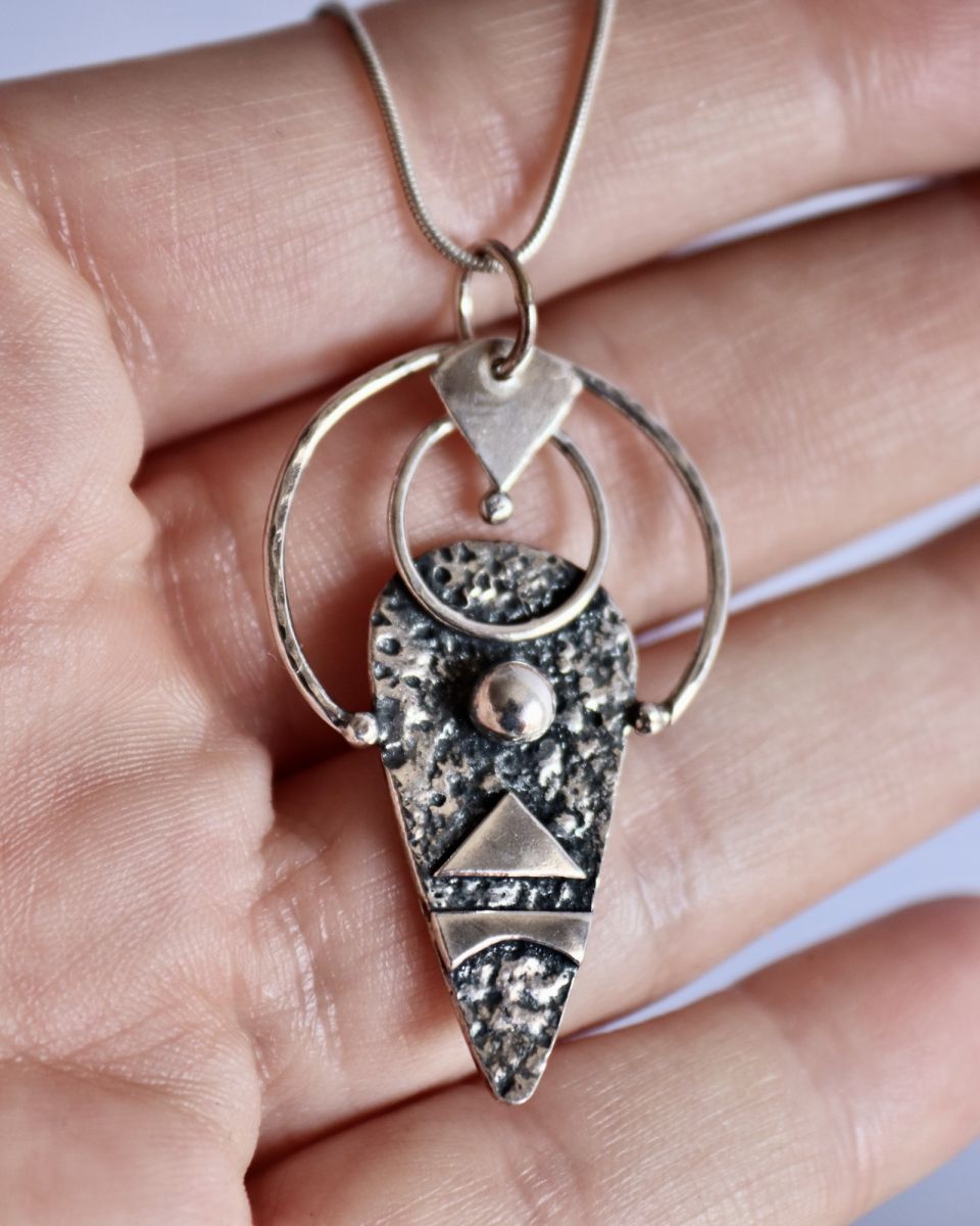 Pendentif totem, pendentif en argent fait main par Maryjou — vue 3