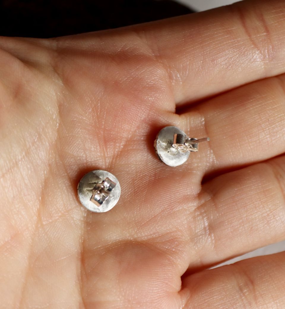 Puces Roc, boucles d’oreilles en argent fait main par Maryjou — vue 3