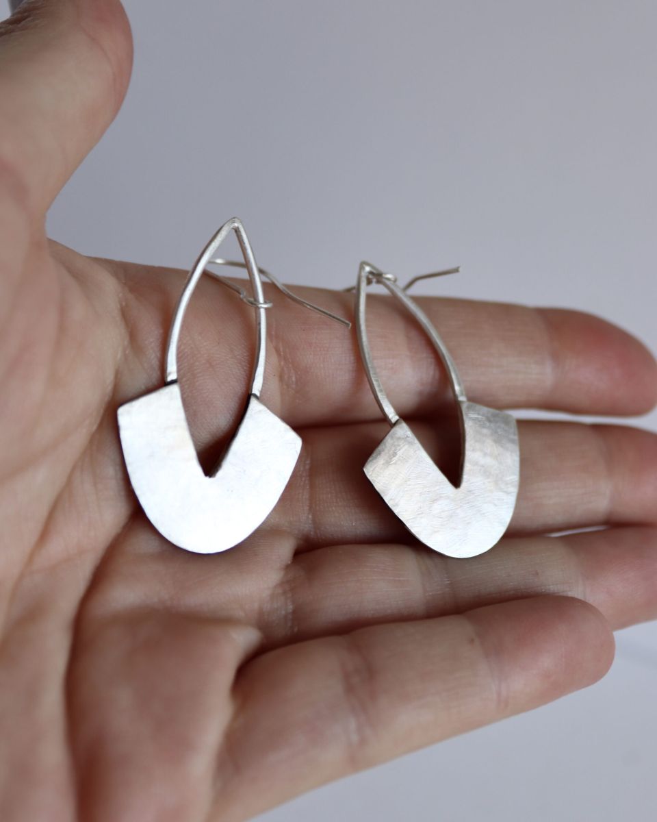 Boucles iroquoises, boucles d’oreilles en argent fait main par Maryjou — vue 4