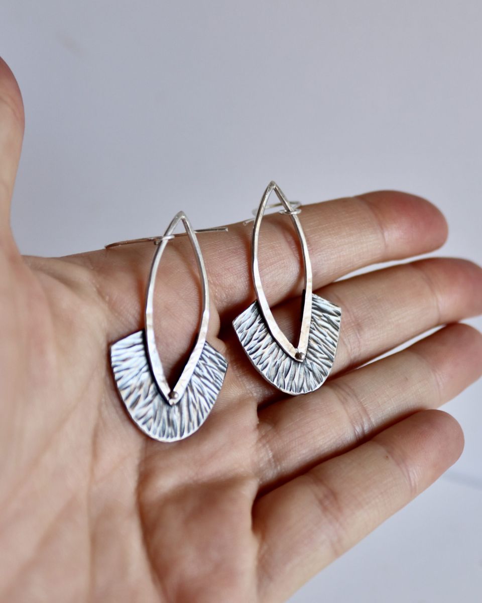 Boucles iroquoises, boucles d’oreilles en argent fait main par Maryjou — vue 3