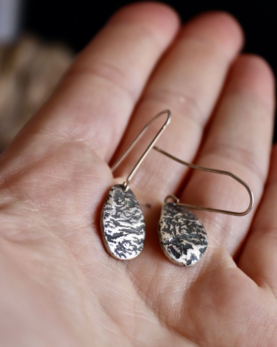 Boucles zébrées, boucles d’oreilles en argent fait main par Maryjou — vue 5