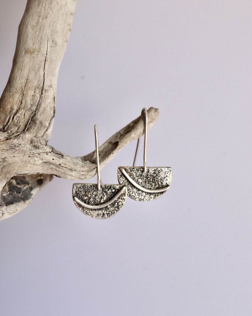 Boucles ponctuation 2 Boucles ponctuation, boucles d’oreilles en argent fait main par Maryjou — vue 2