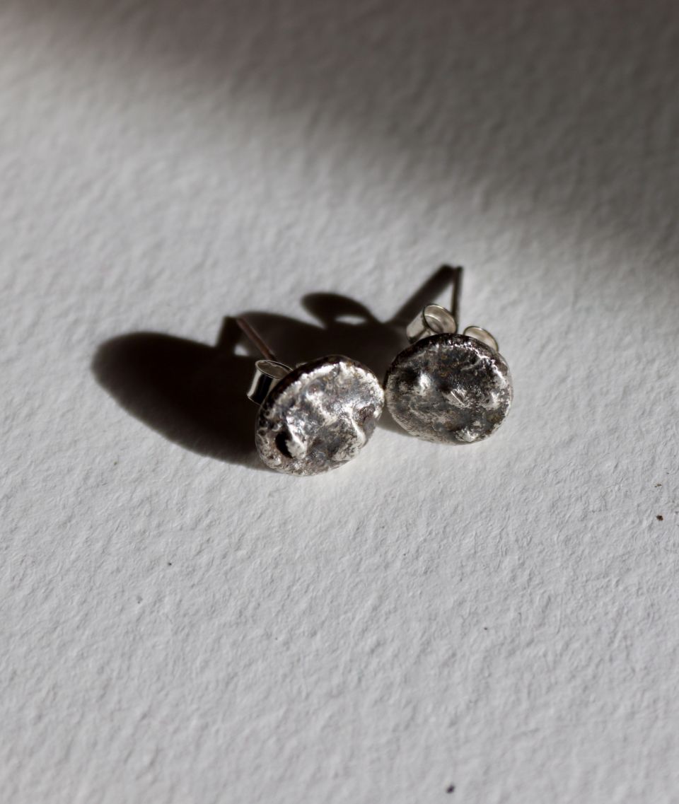 Puces Roc, boucles d’oreilles en argent fait main par Maryjou — vue 4