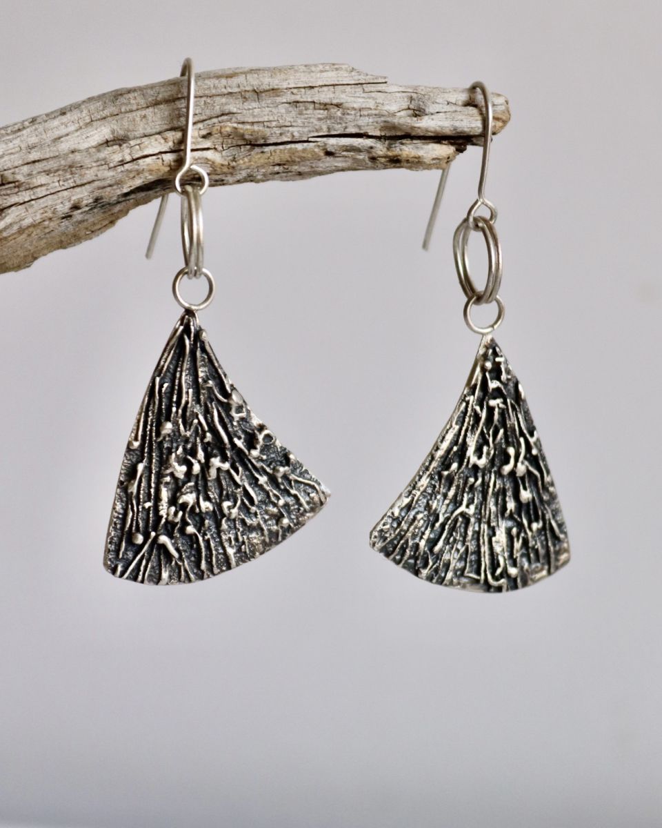 Boucles méandres, boucles d’oreilles en argent fait main par Maryjou — vue 3