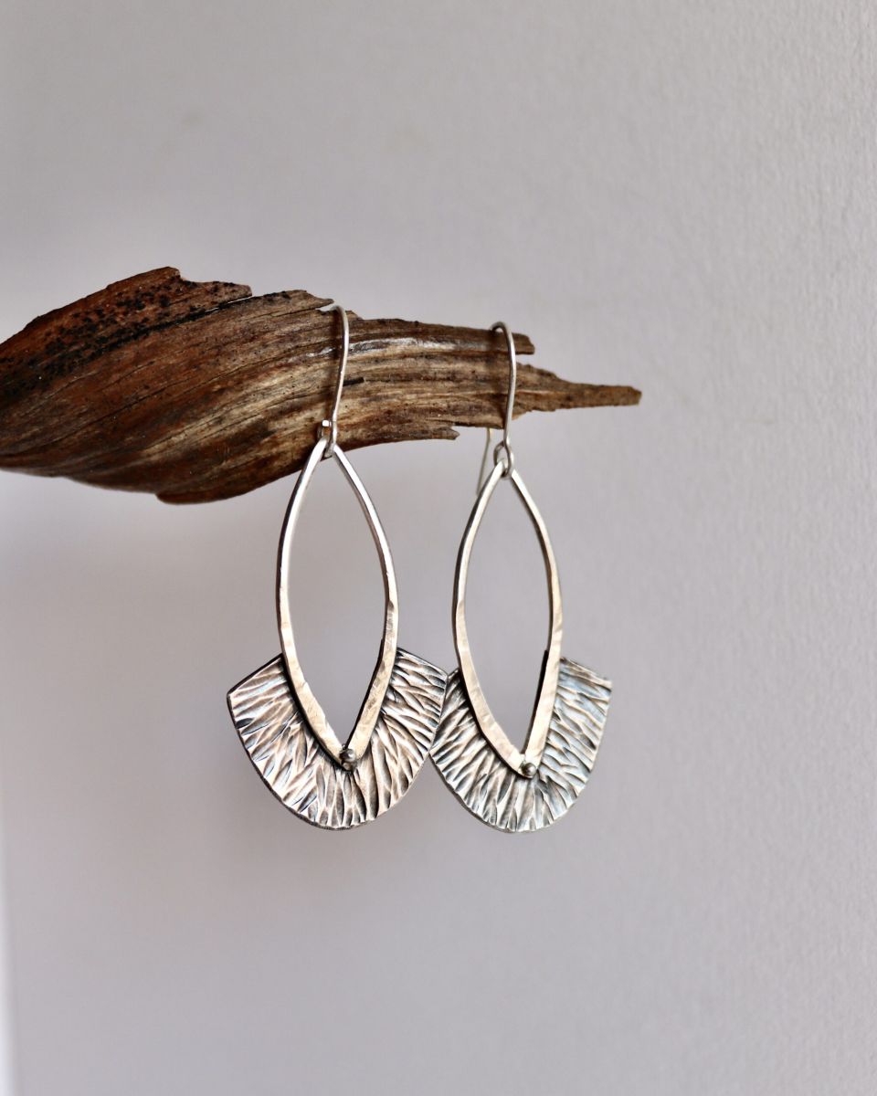 Boucles iroquoises, boucles d’oreilles en argent fait main par Maryjou — vue 2