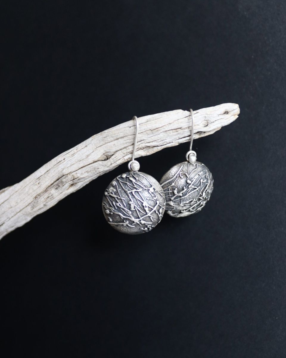 Boucles duelles, boucles d’oreilles en argent fait main par Maryjou — vue 5
