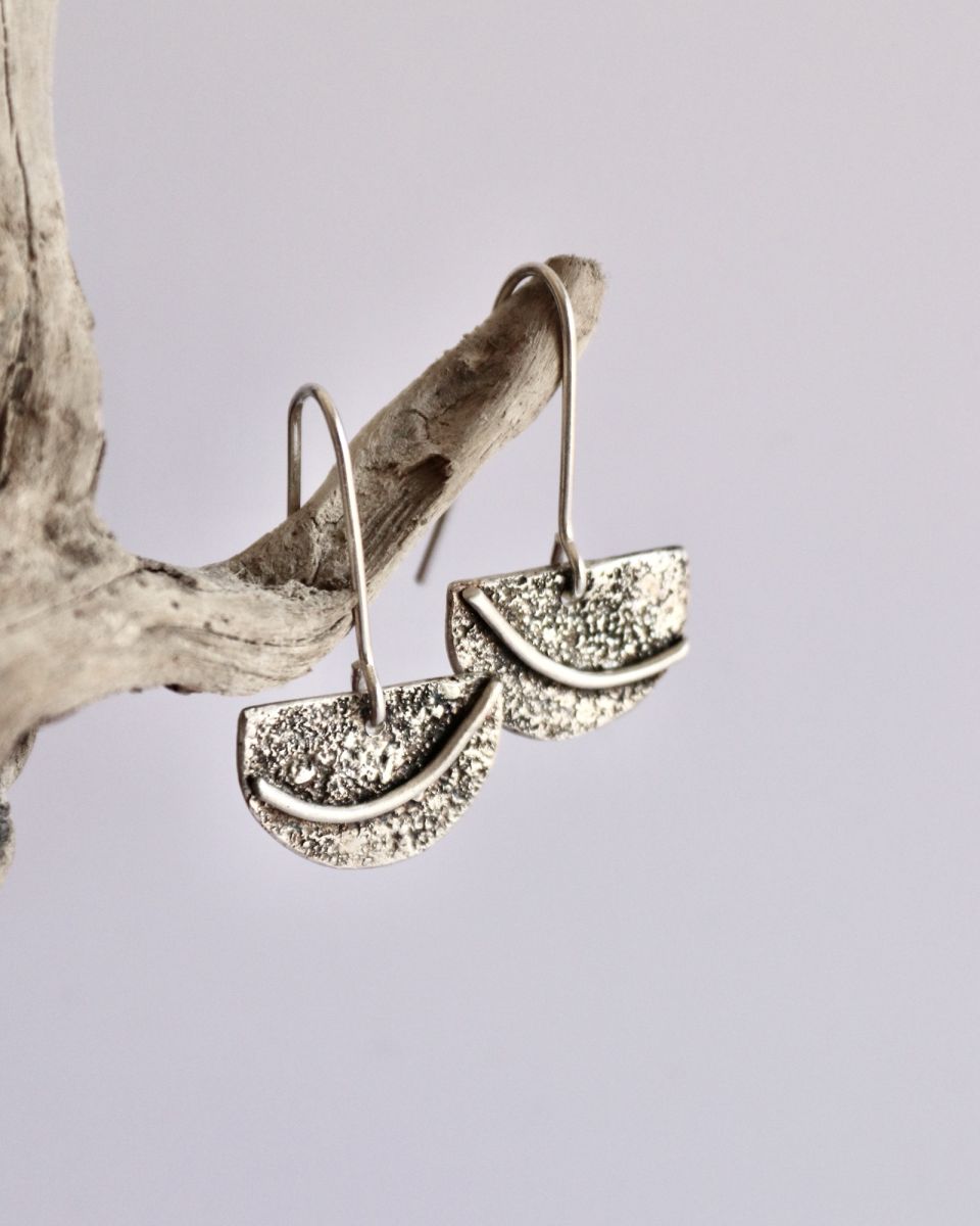 Boucles ponctuation 1 Boucles ponctuation, boucles d’oreilles en argent fait main par Maryjou