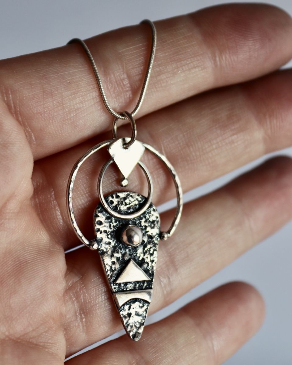 Pendentif totem, pendentif en argent fait main par Maryjou — vue 4