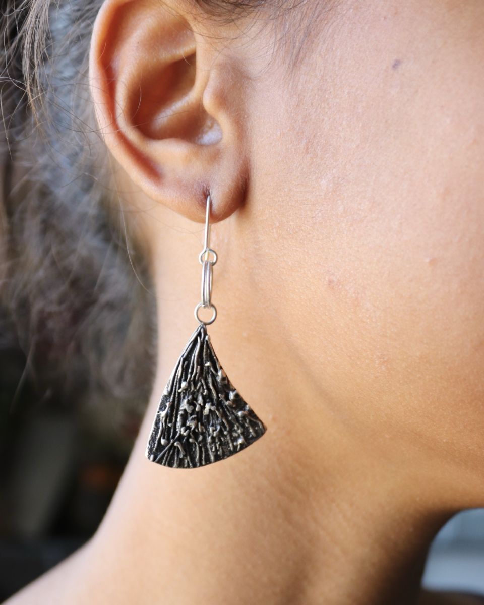 Boucles méandres, boucles d’oreilles en argent fait main par Maryjou — vue 6