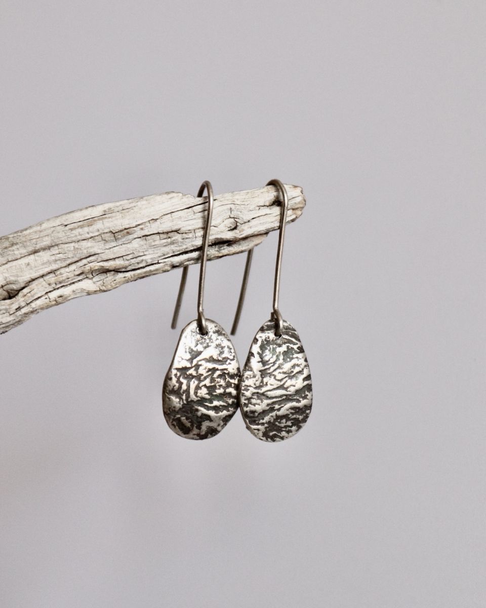 Boucles zébrées, boucles d’oreilles en argent fait main par Maryjou — vue 3